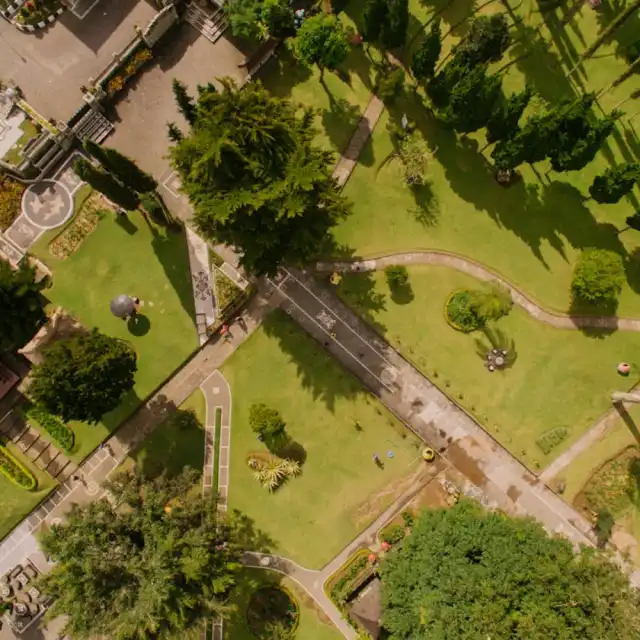 Caminhos e caramanchões integrados ao projeto paisagístico